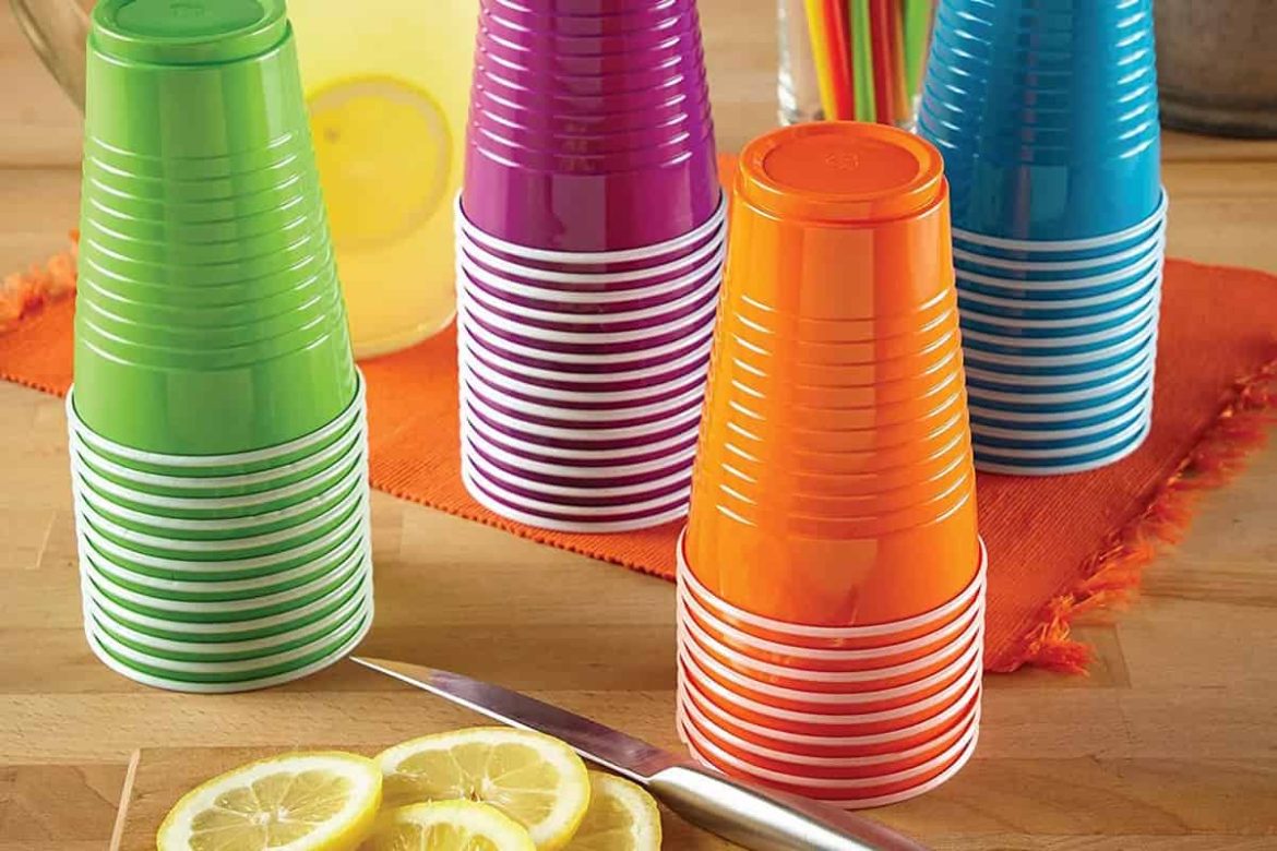 Disposable plastic cups for hot drinks which are safe and convenient