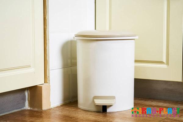 Black plastic kitchen trash can | Reasonable price, great purchase