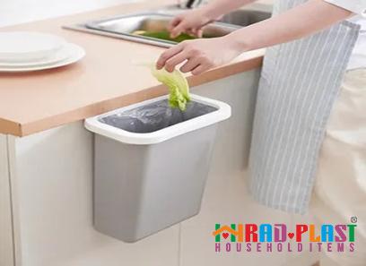 Plastic kitchen trash with complete explanations and familiarization